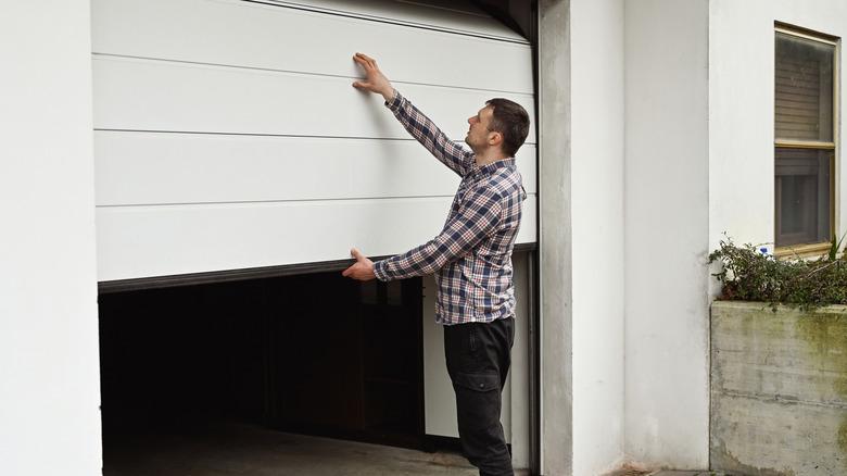 garage door reverse before closing